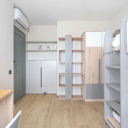 Modern With Garage And 3 Balconies In By Renters Prestige Apartman